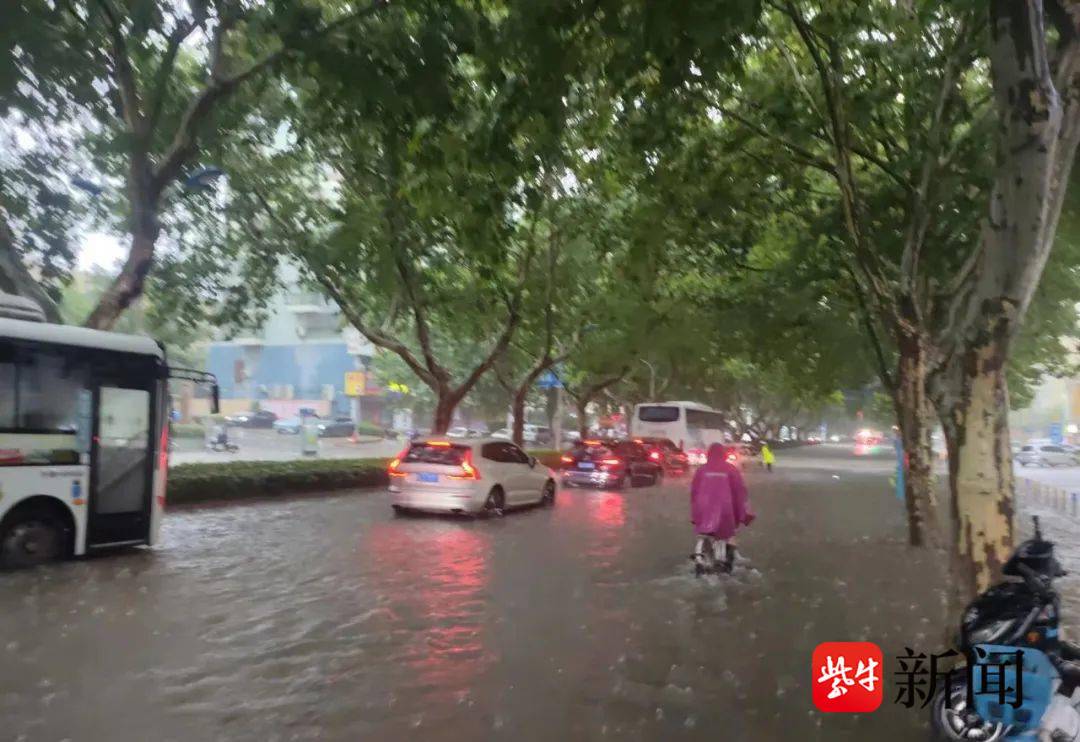 镇江暴雨应对，城市如何应对突如其来的暴雨天气挑战